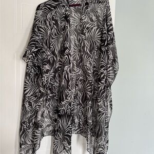 Reitmans Black and White Leaf Pattern Kimono
